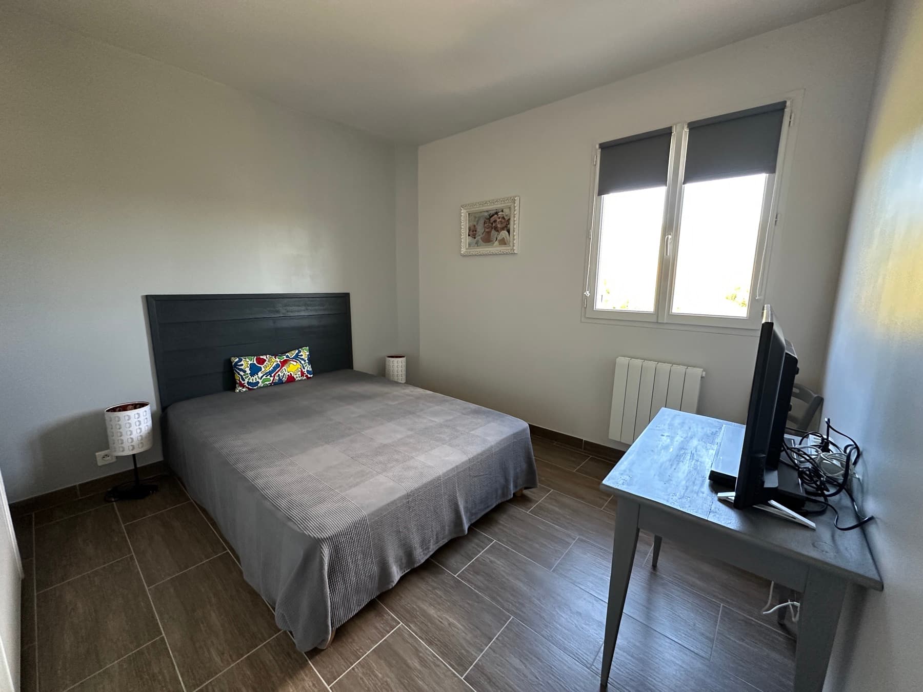 Chambre avec coin bureau