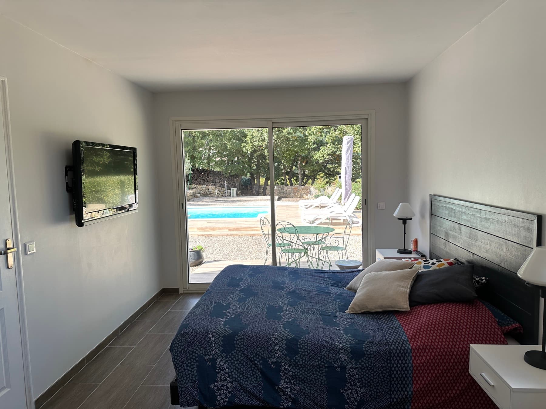 Suite parentale avec accès direct à la piscine