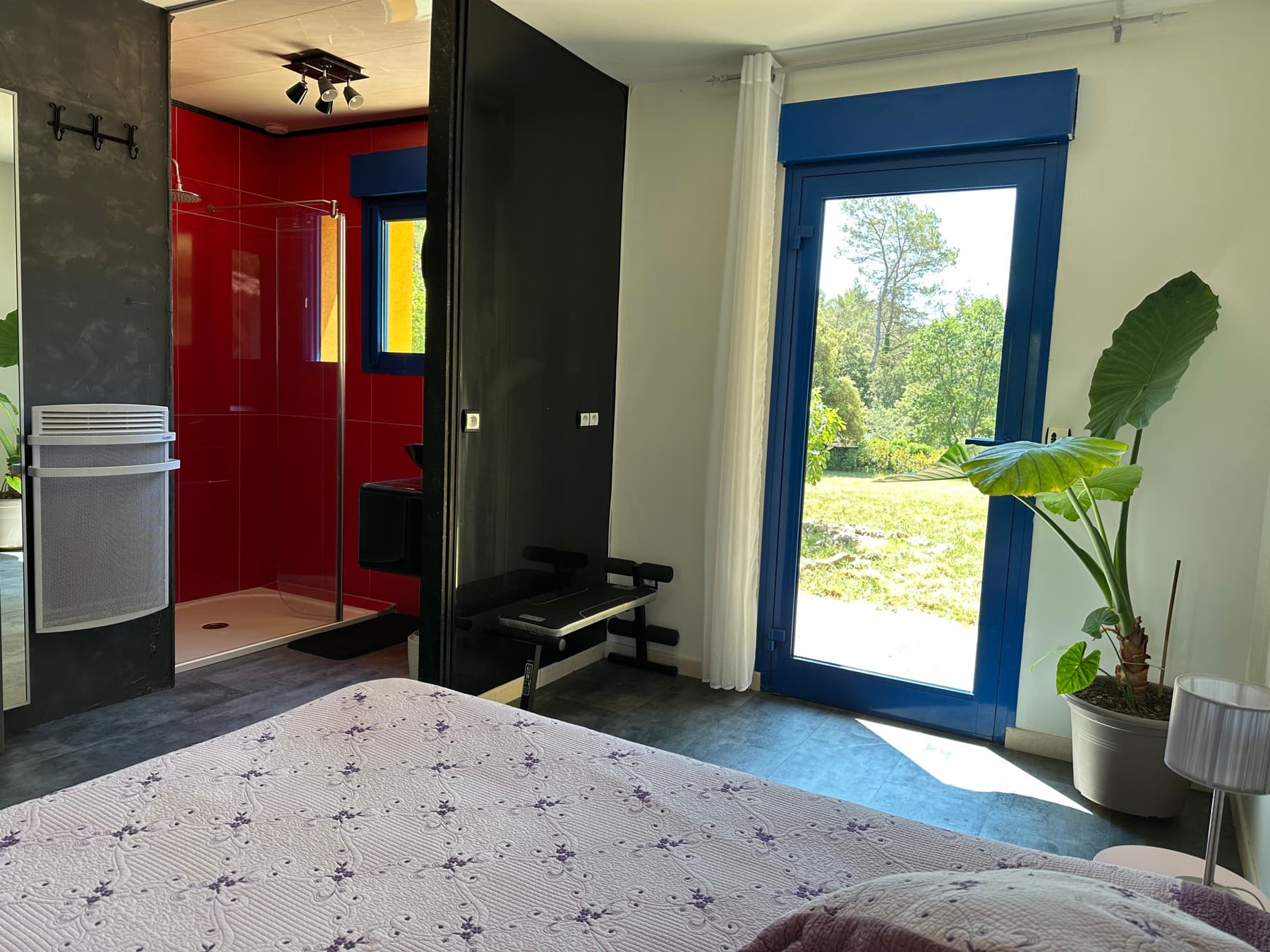Chambre avec douche à l'italienne et accès jardin
