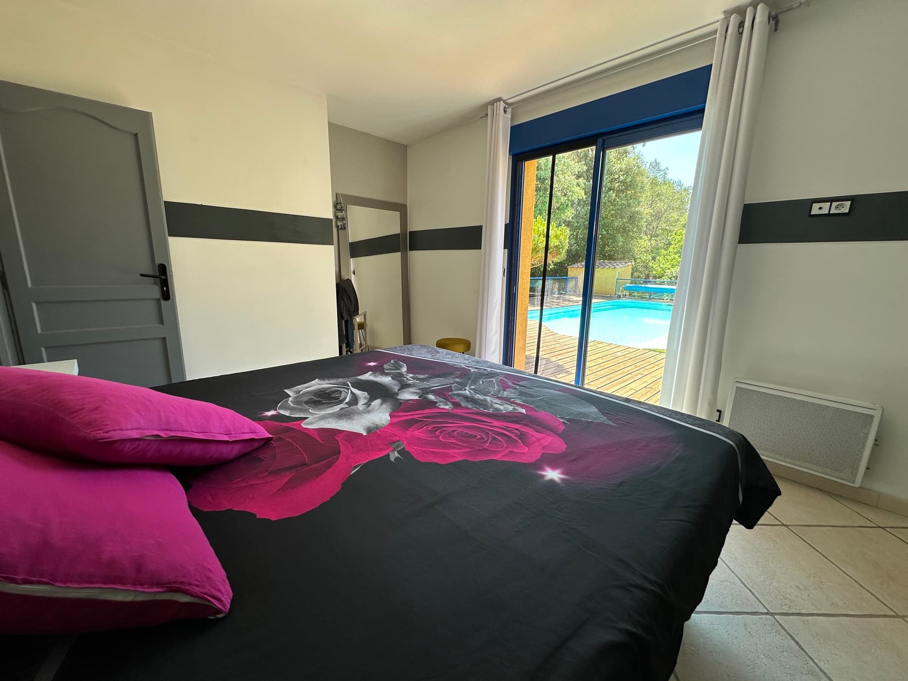 Chambre avec vue sur la piscine