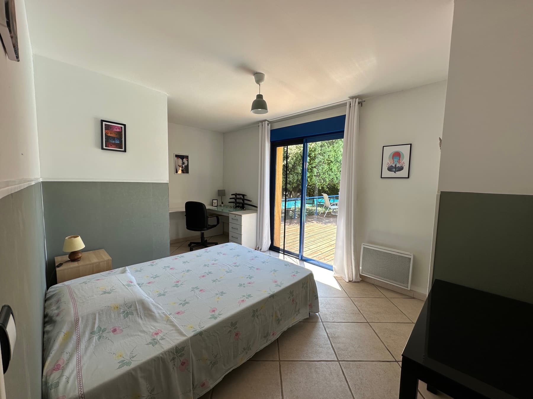 Chambre avec coin bureau et accès terrasse