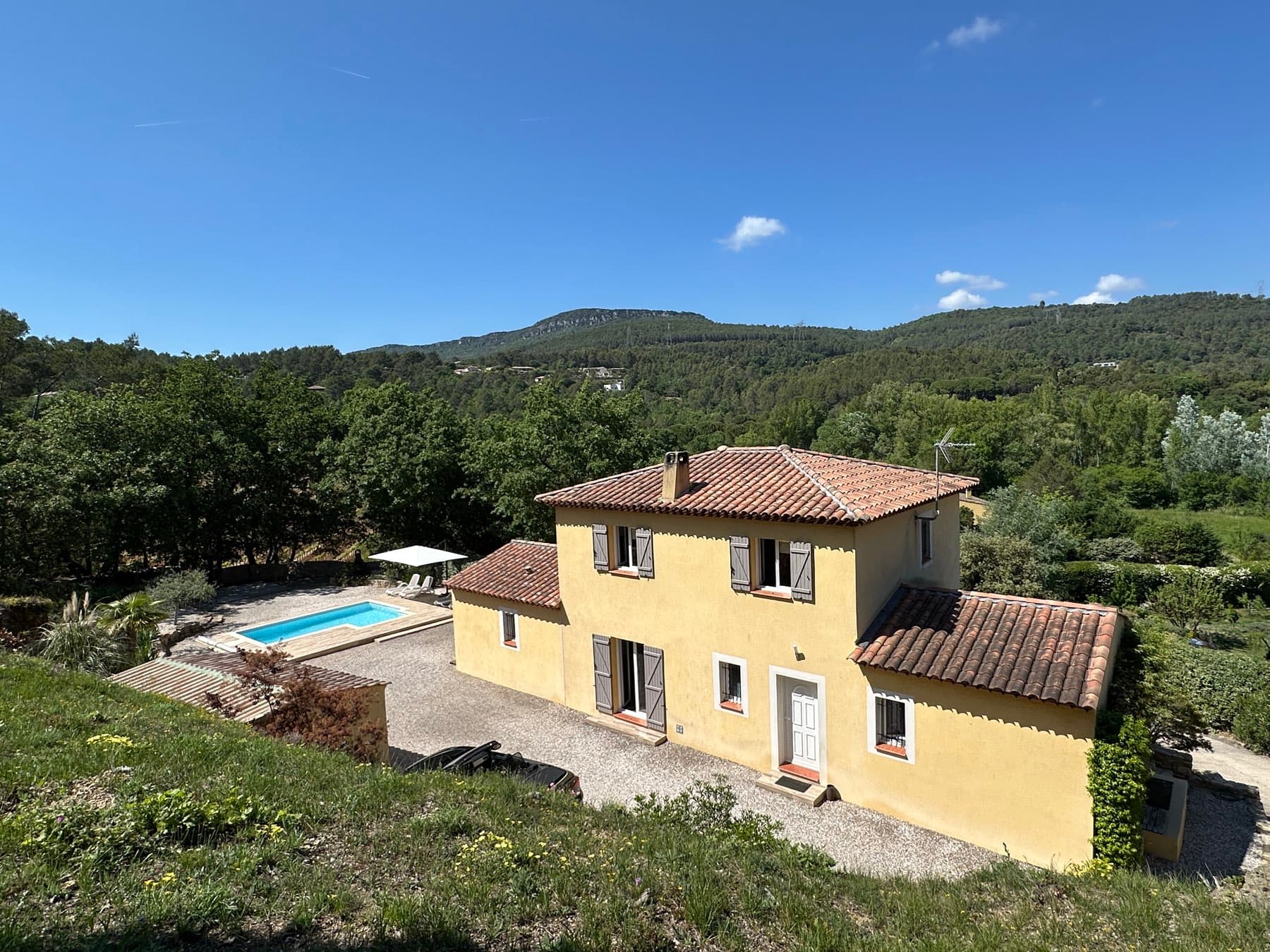 Vue aérienne de la maison et de sa piscine