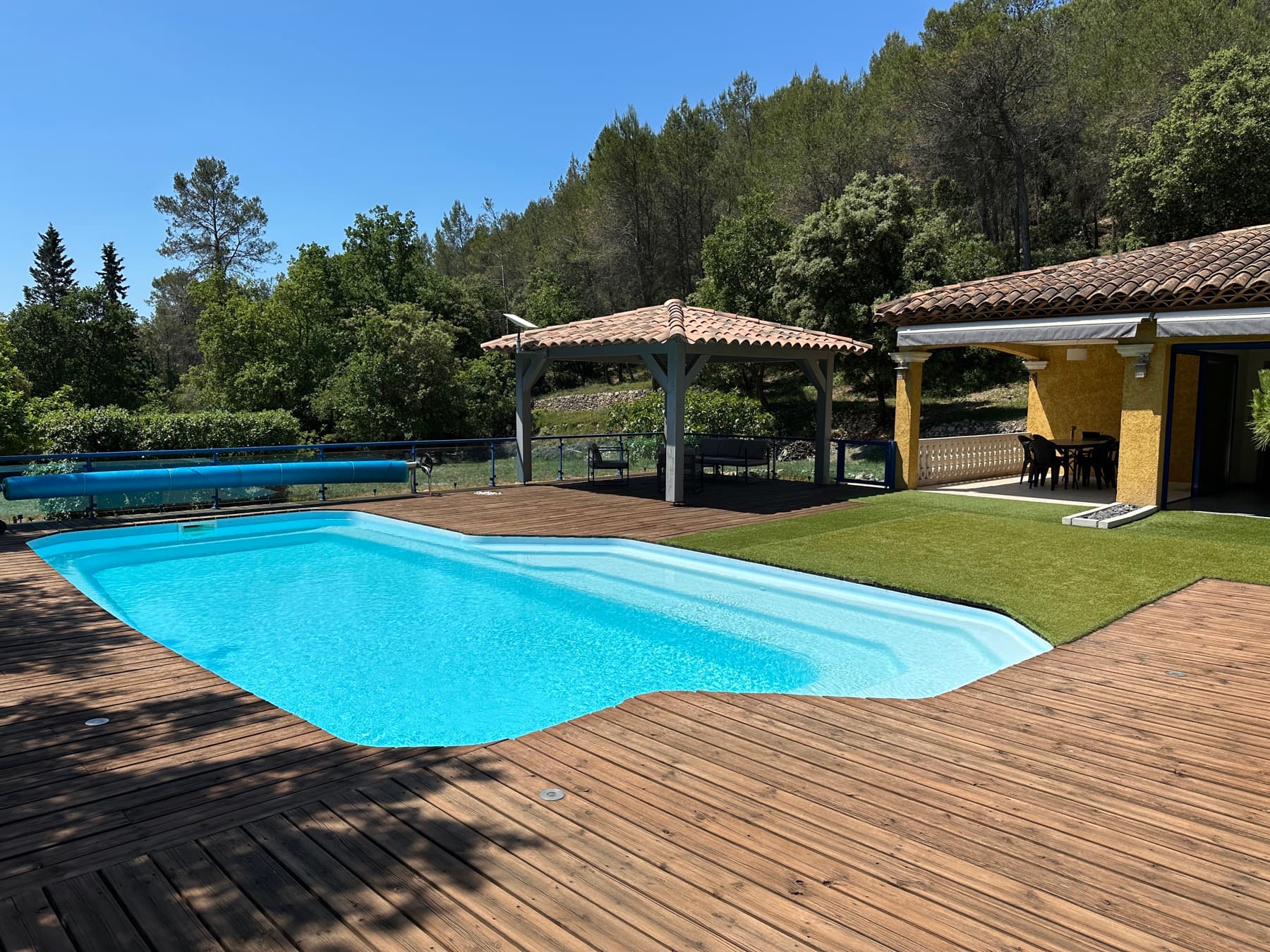 Piscine intégrée et pool house de la villa