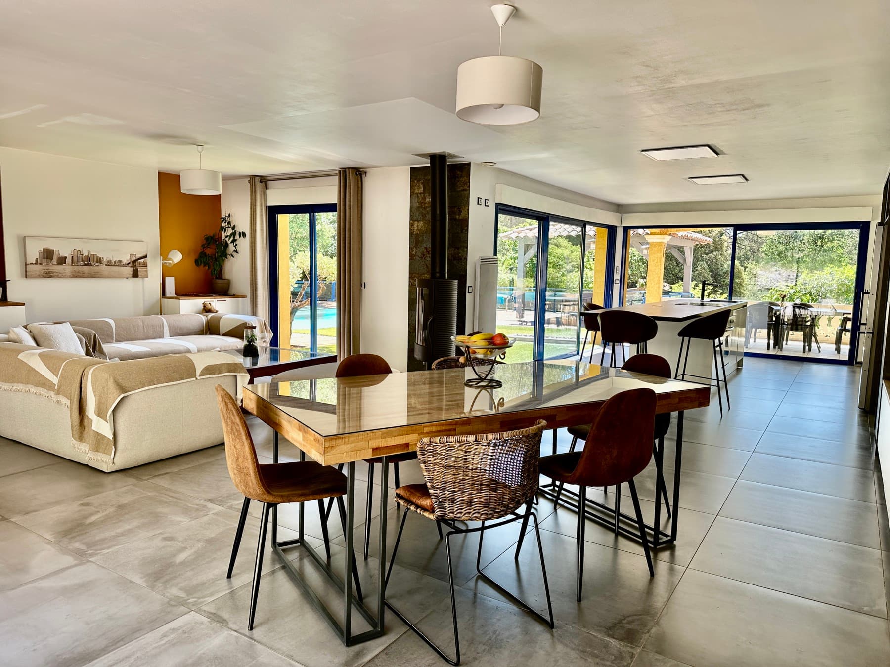 Séjour contemporain ouvert sur la terrasse d'une villa varoise