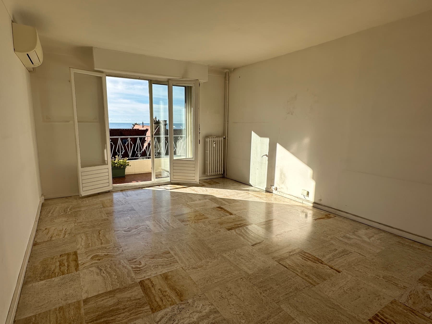 Séjour de l'appartement livré vide
