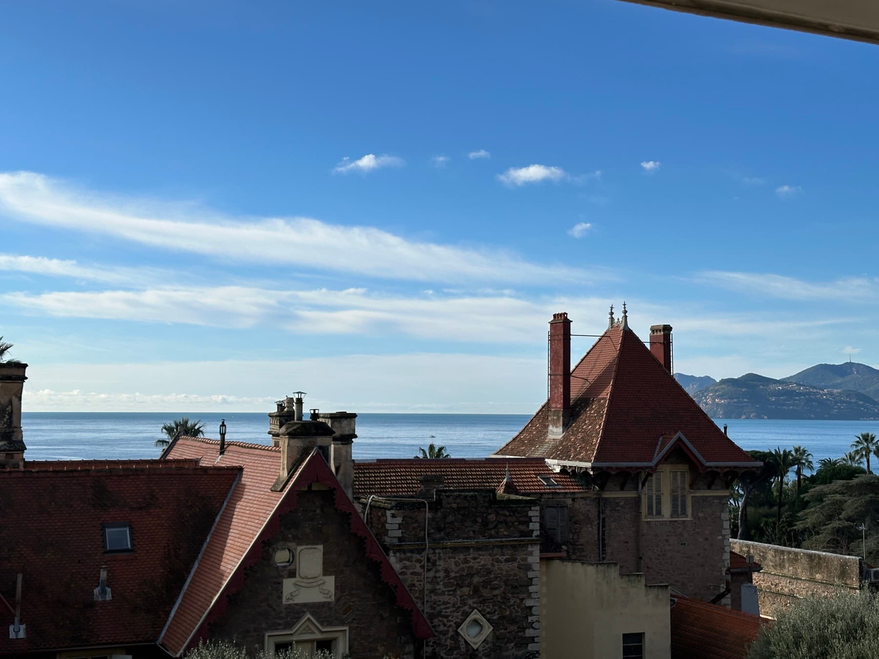 Vue mer depuis le balcon de l'appartement