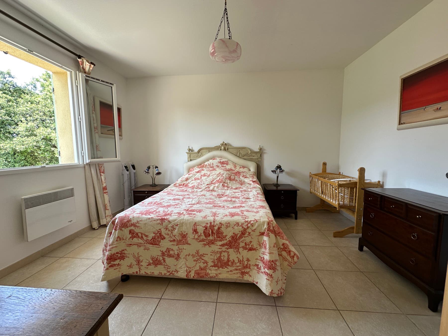 Chambre avec berceau