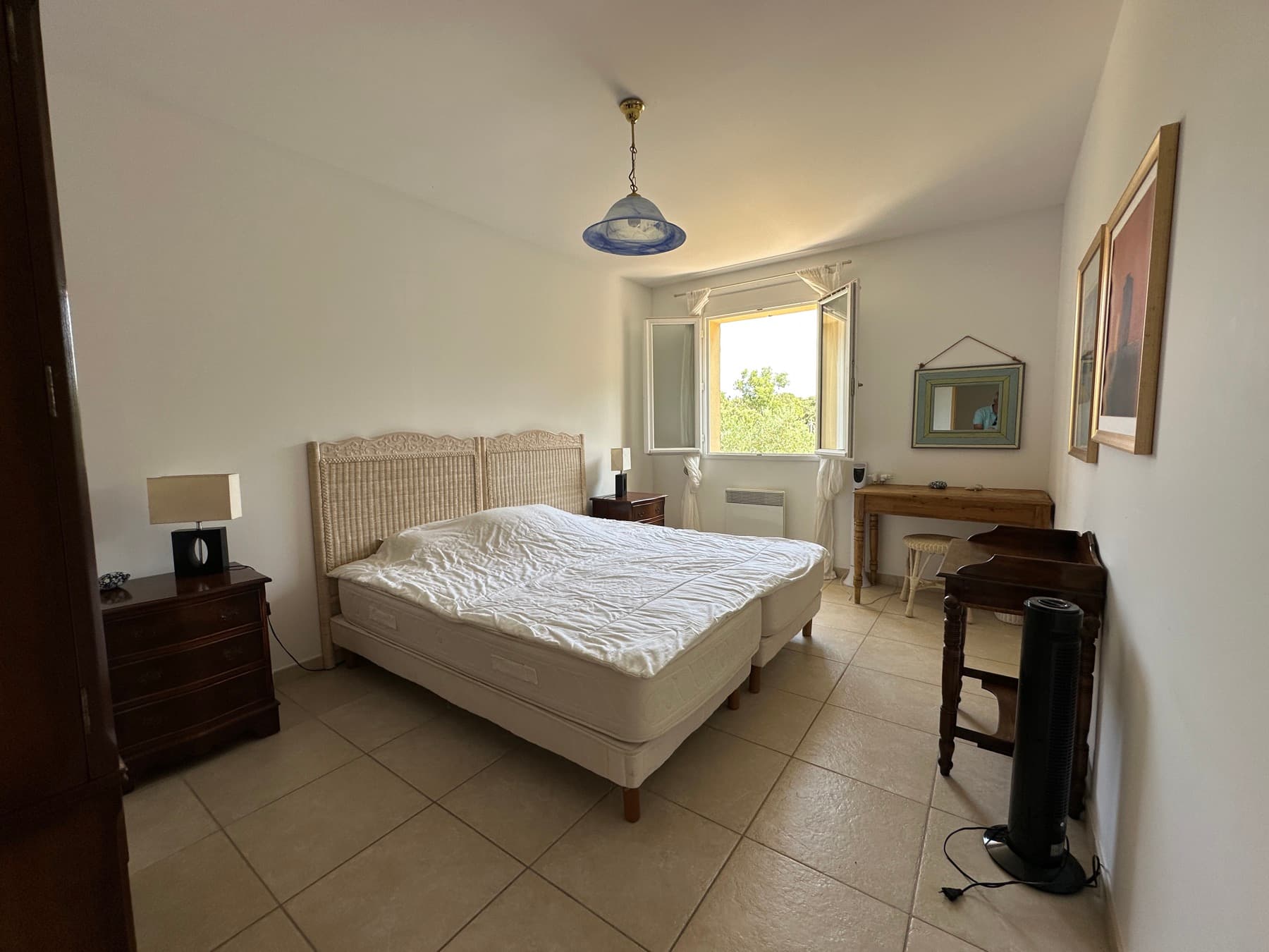 Chambre avec fenêtre sur le jardin