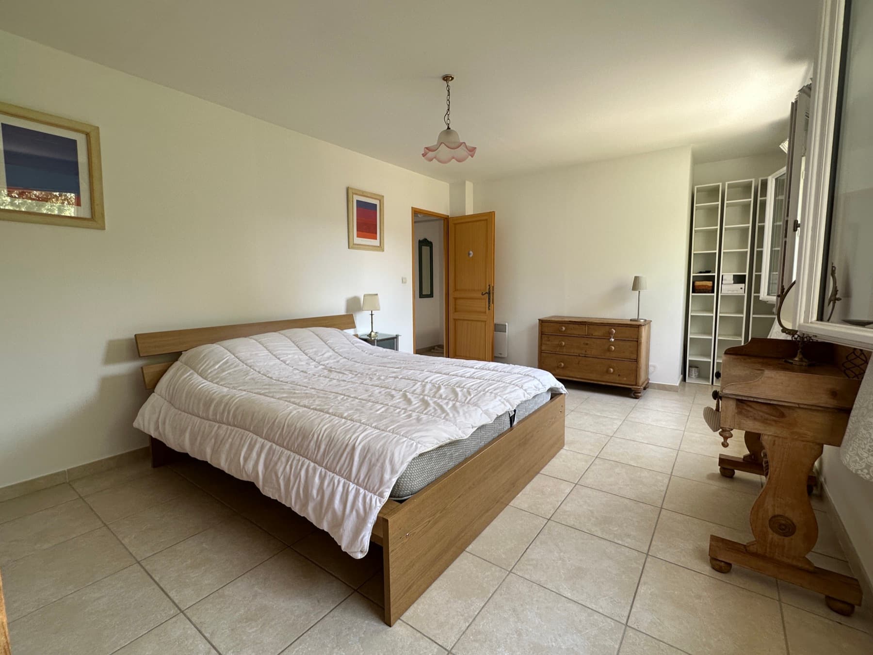 Chambre avec coin bureau