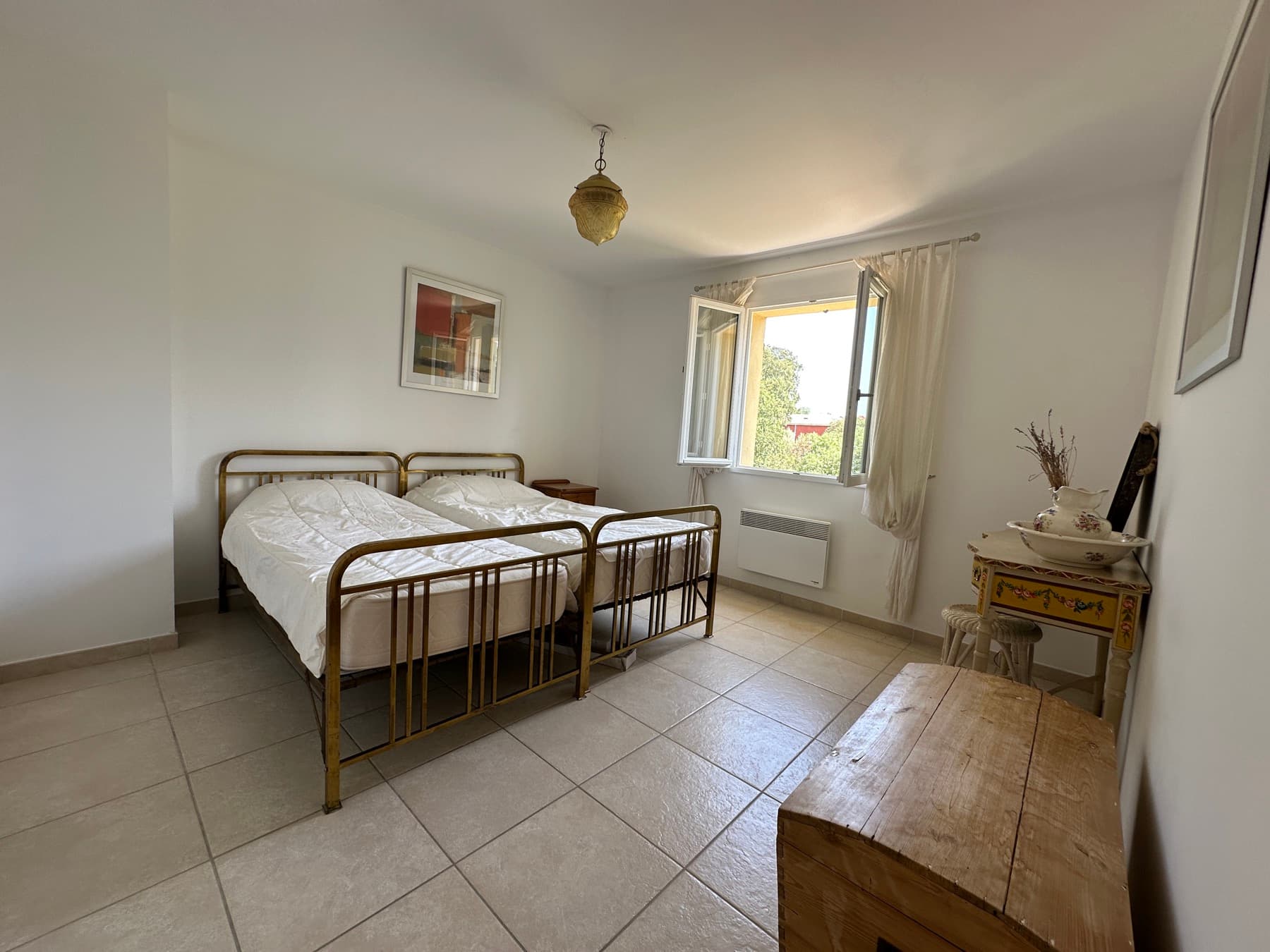 Chambre avec lits en fer forgé