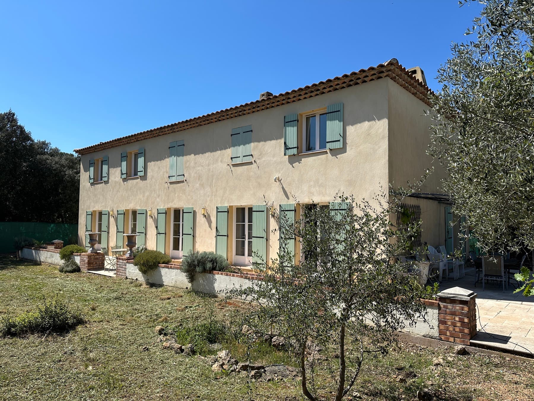 Façade de la bastide, volets bleus