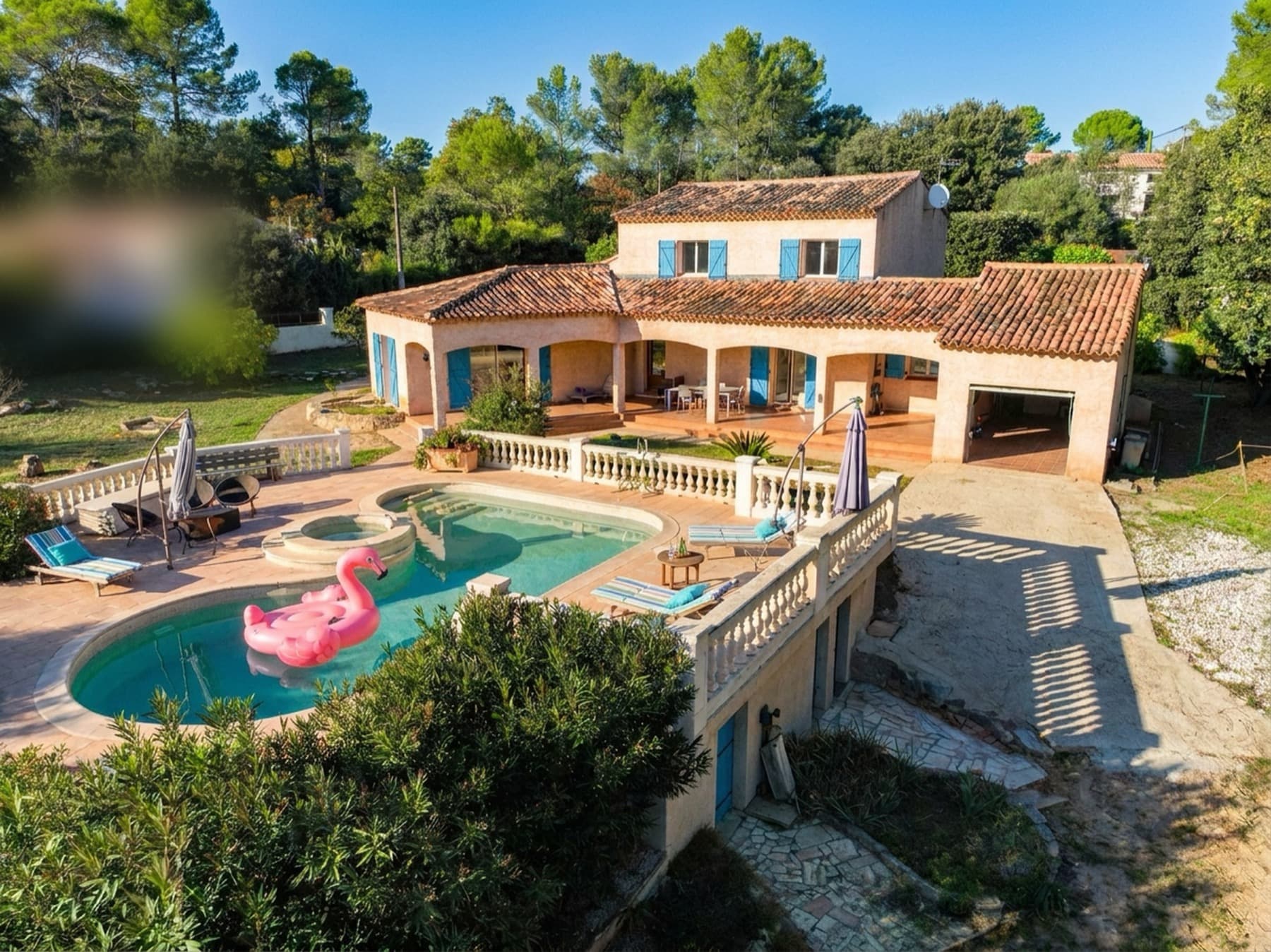 Vue aérienne de la villa et de la piscine