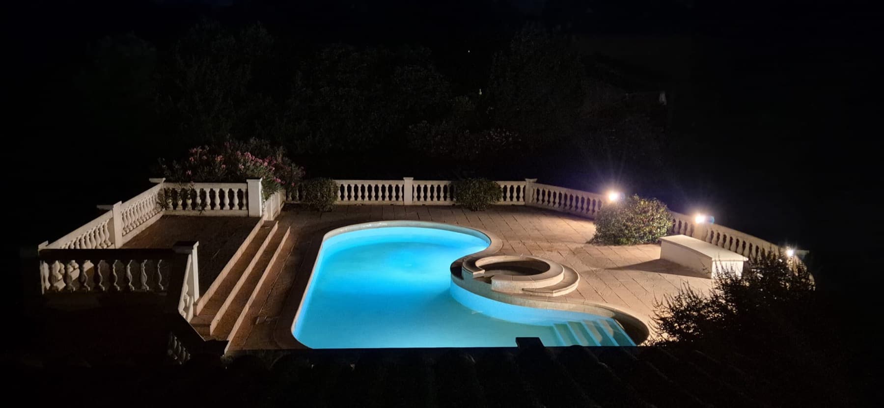 Piscine éclairée en soirée dans une villa du Var
