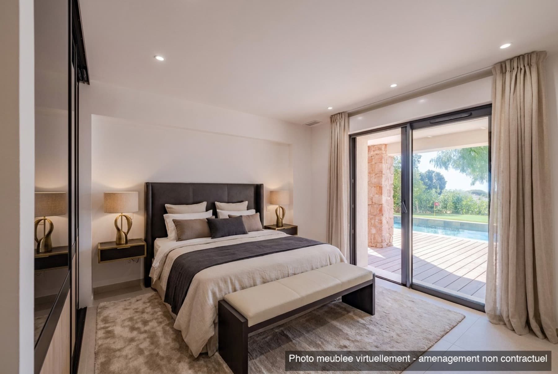 Chambre avec accès direct à la piscine