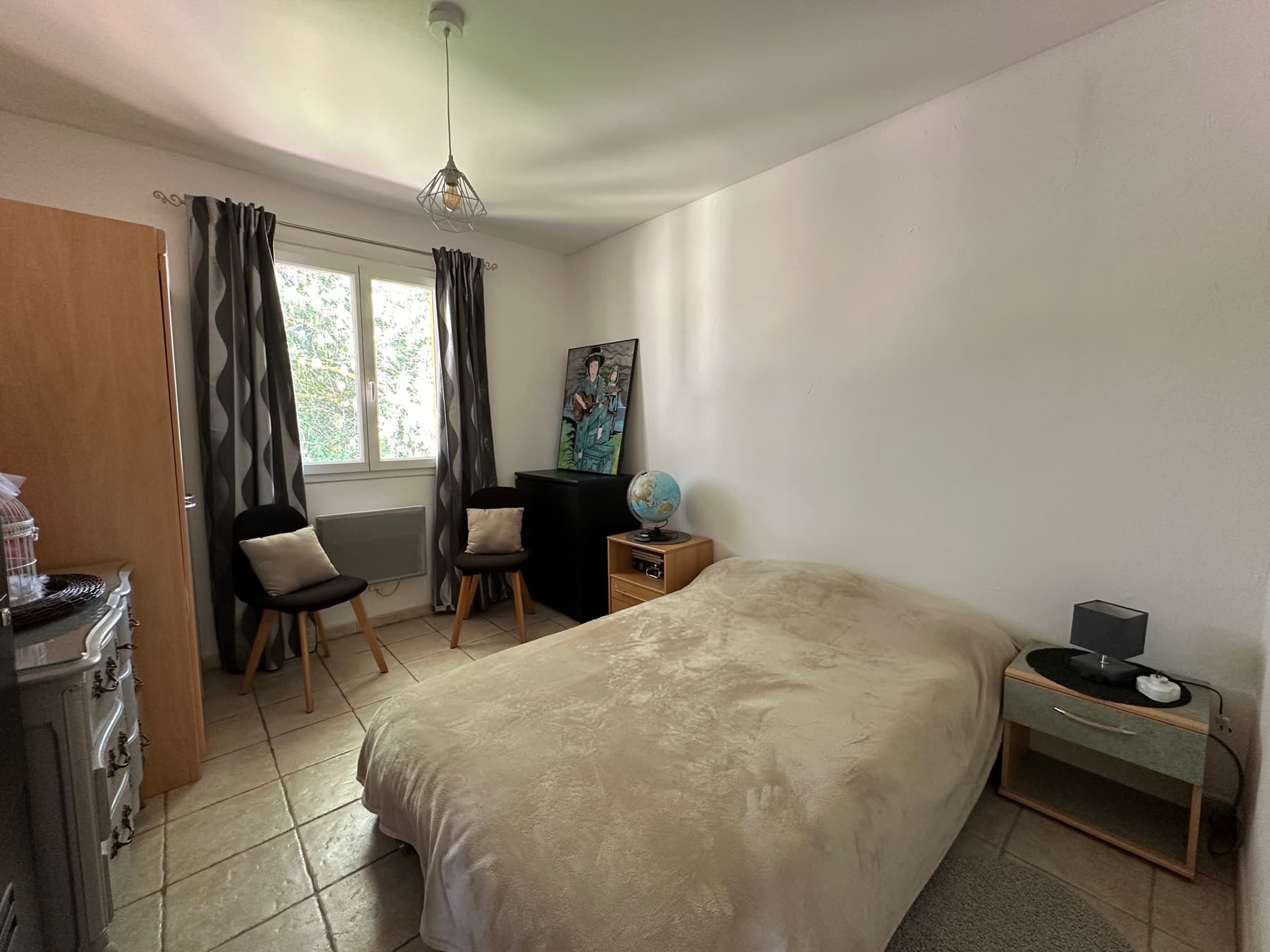 Chambre avec bureau et fauteuils