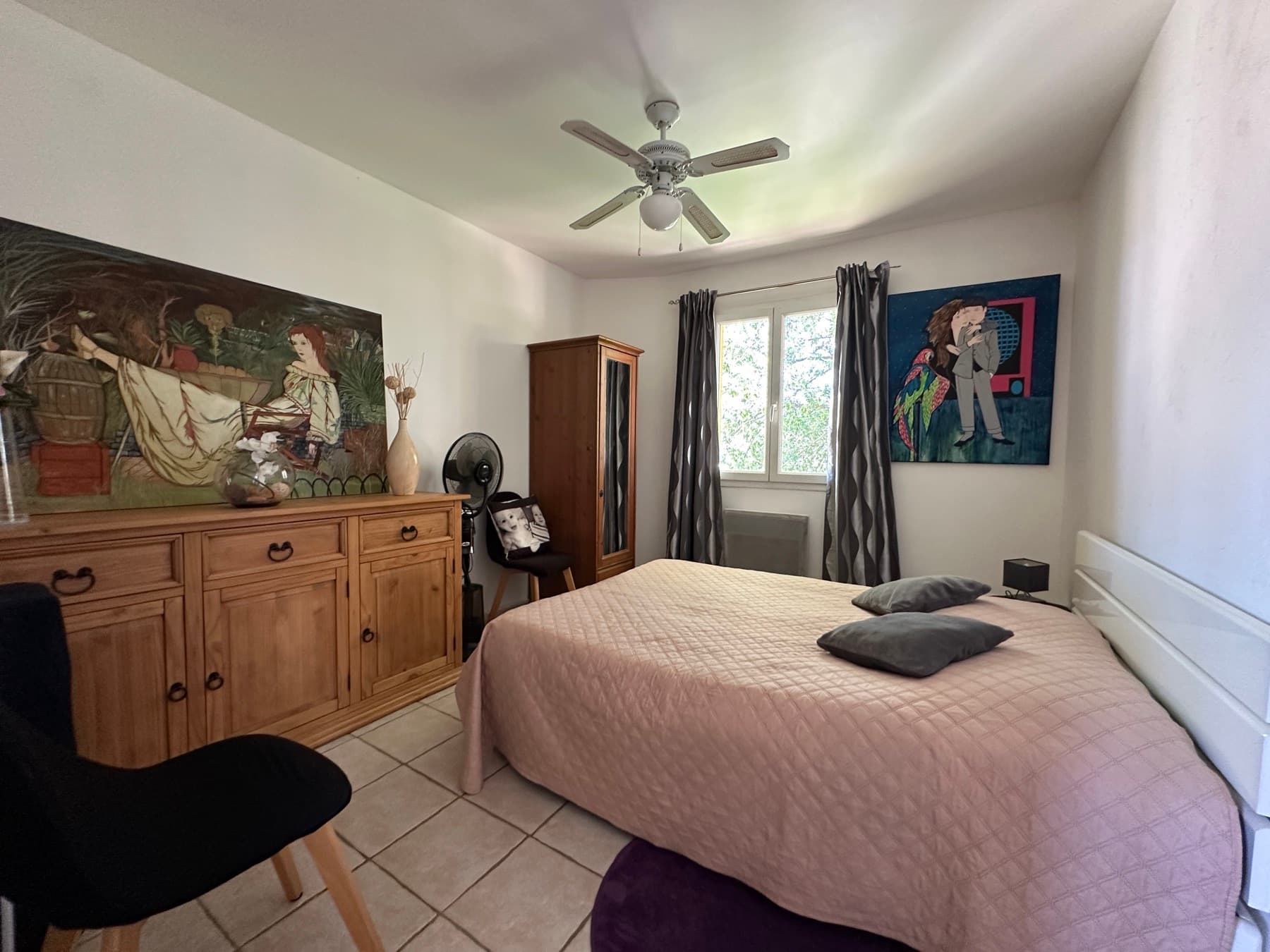 Chambre avec ventilateur de plafond