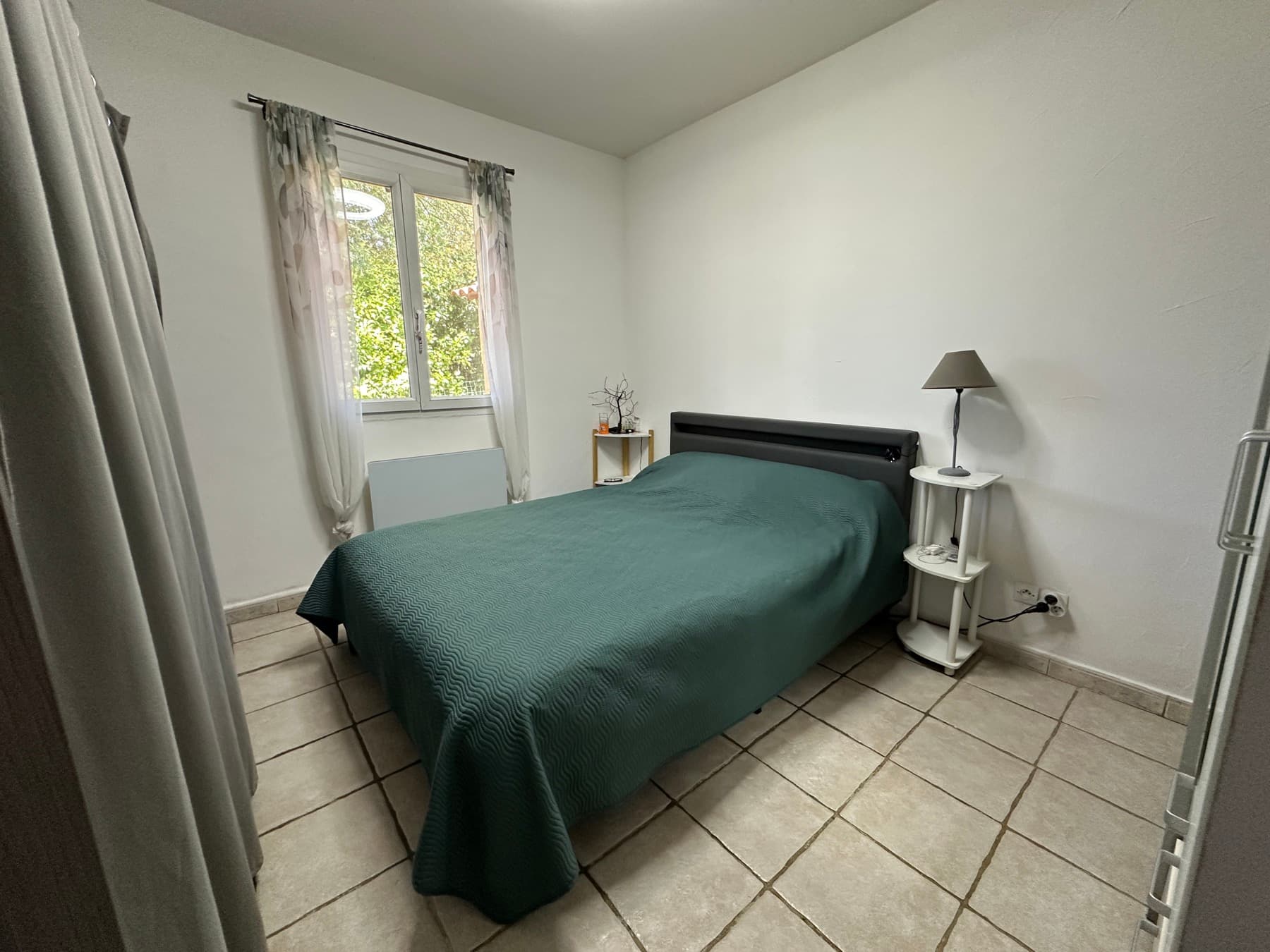 Suite parentale avec fenêtre sur le jardin