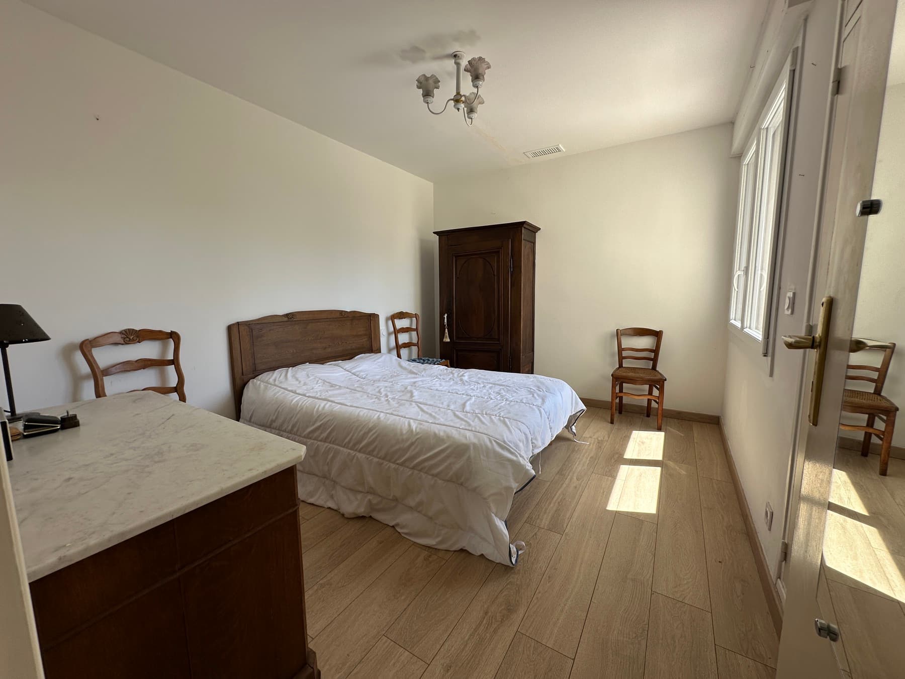 Chambre lumineuse d'une villa à Saint-Raphaël