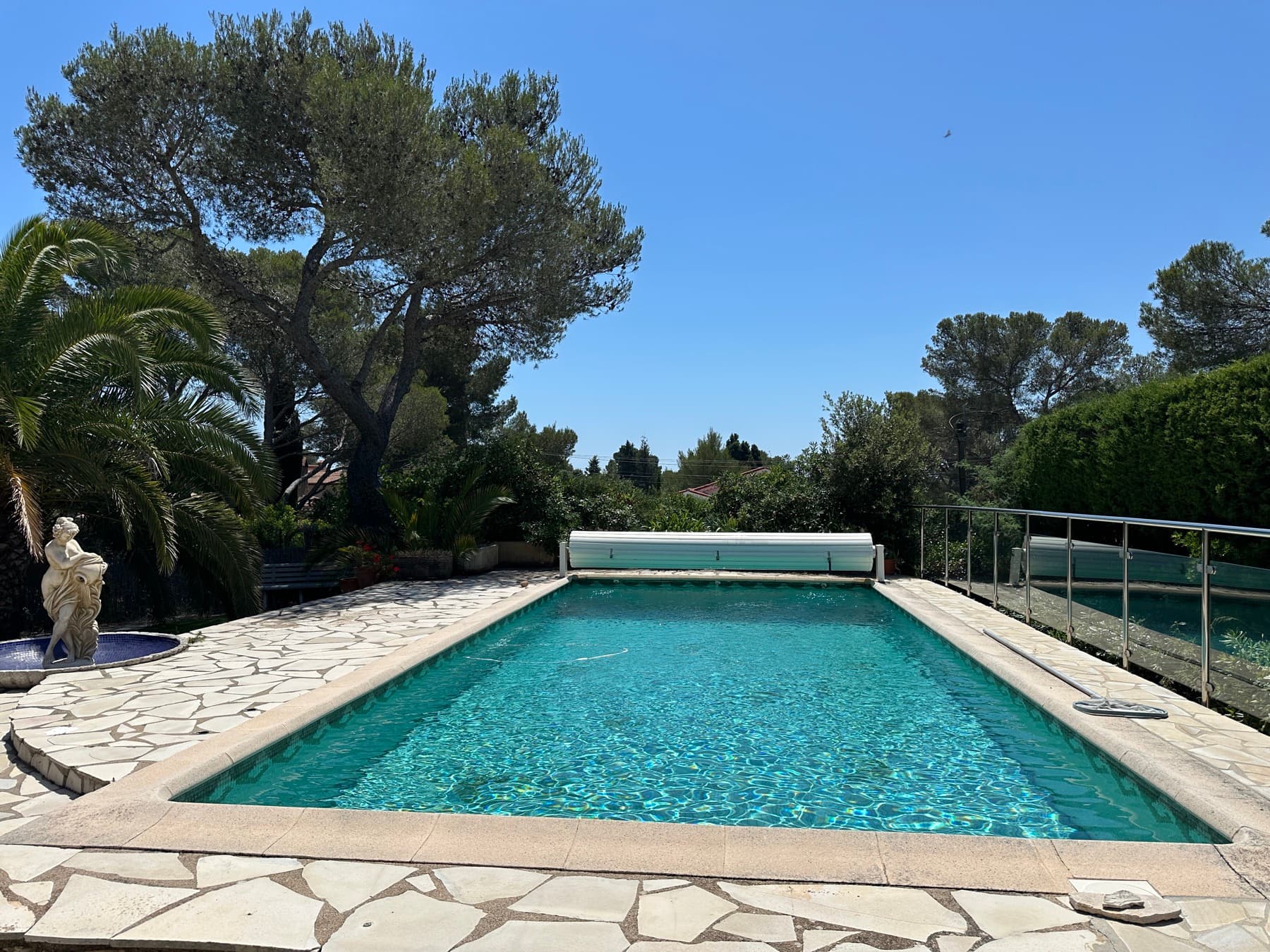 Jardin méditerranéen et piscine d'une villa à Saint-Raphaël