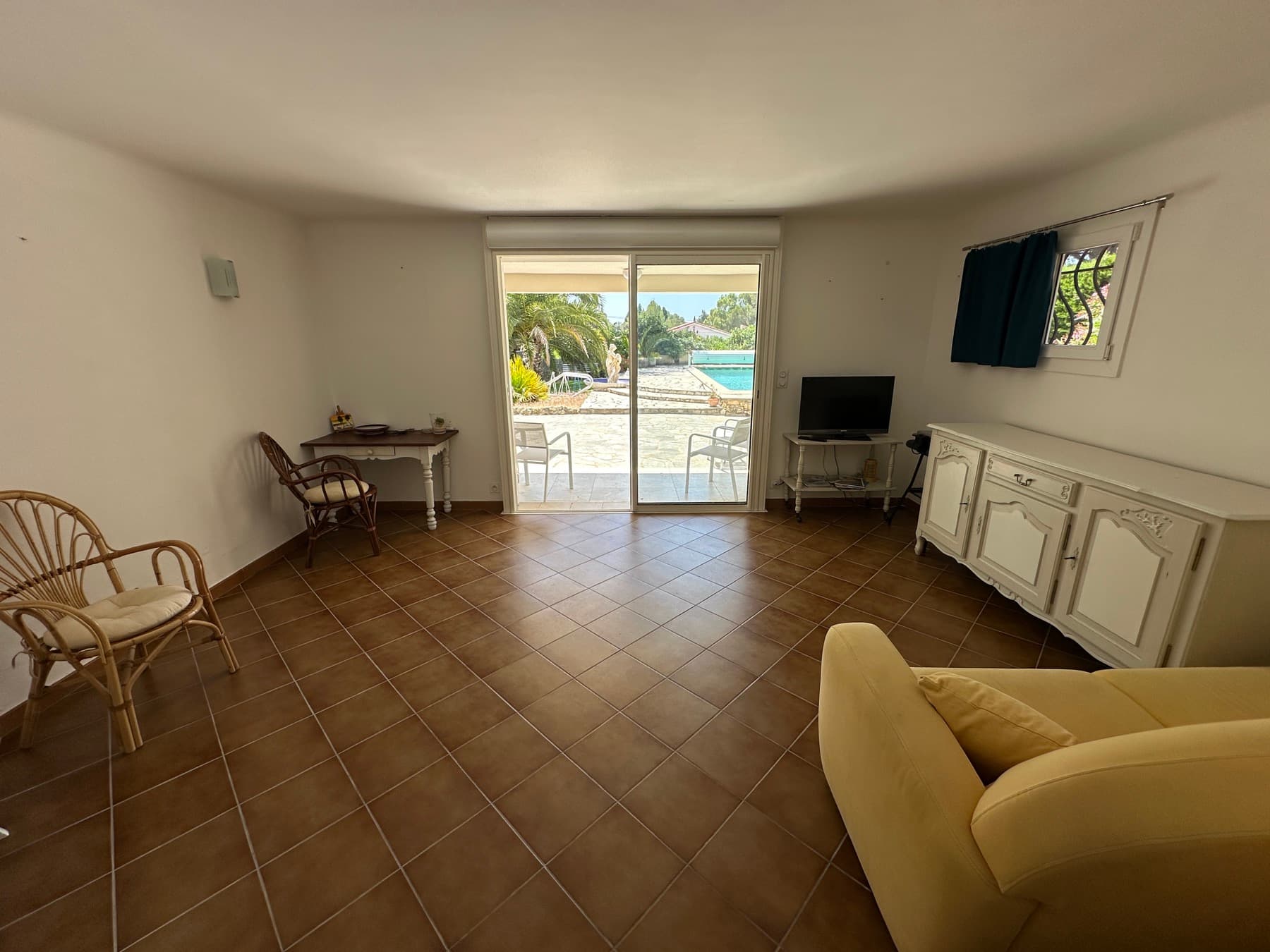 Séjour en rez-de-chaussée d'une villa à Saint-Raphaël