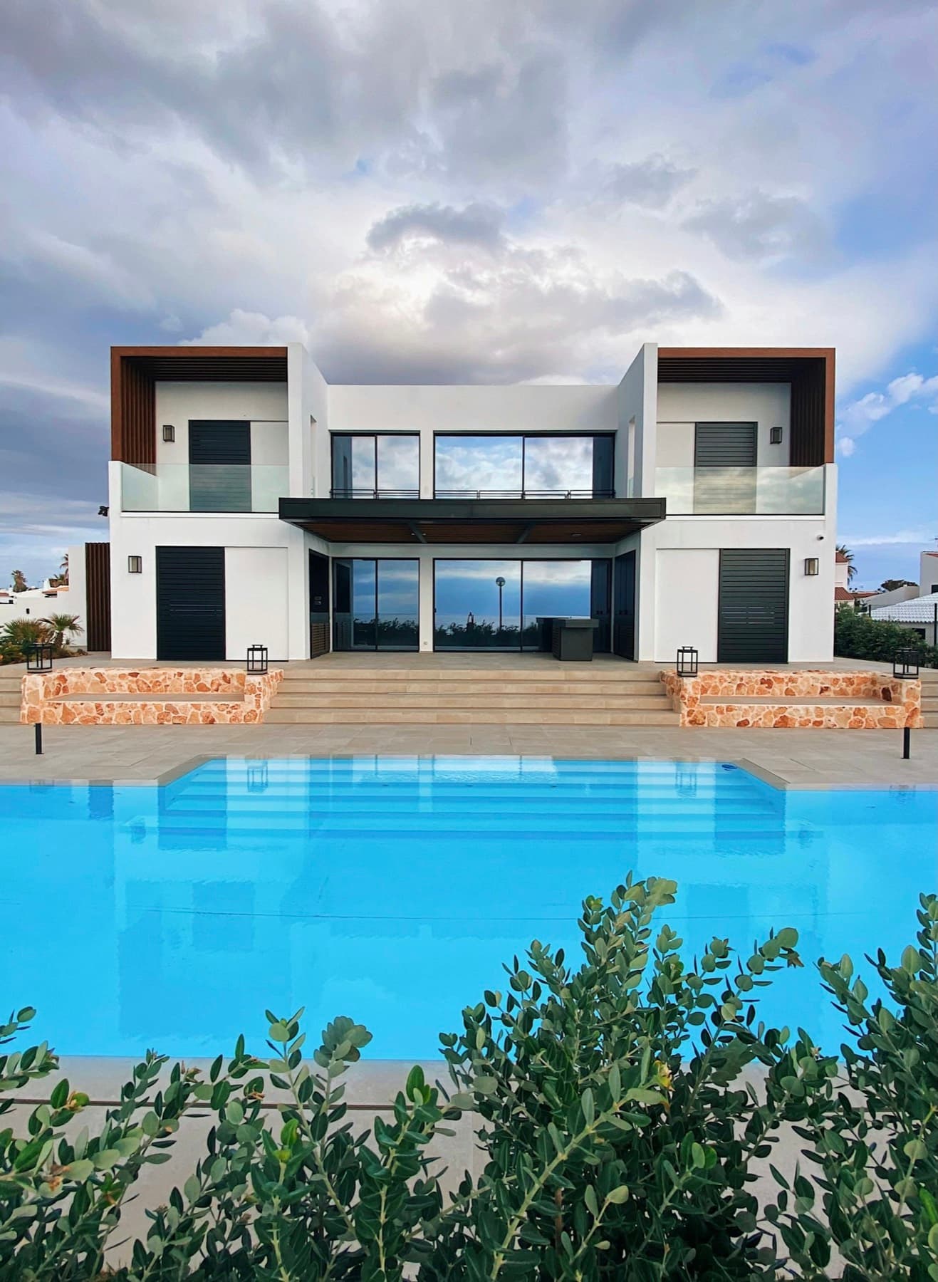 Villa d'architecte blanche avec piscine, dans le golfe de Saint-Tropez