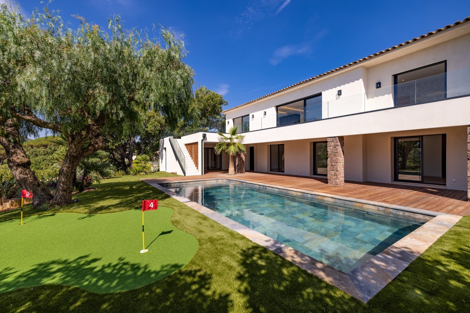 Jardin et piscine sans mobilier d'extérieur