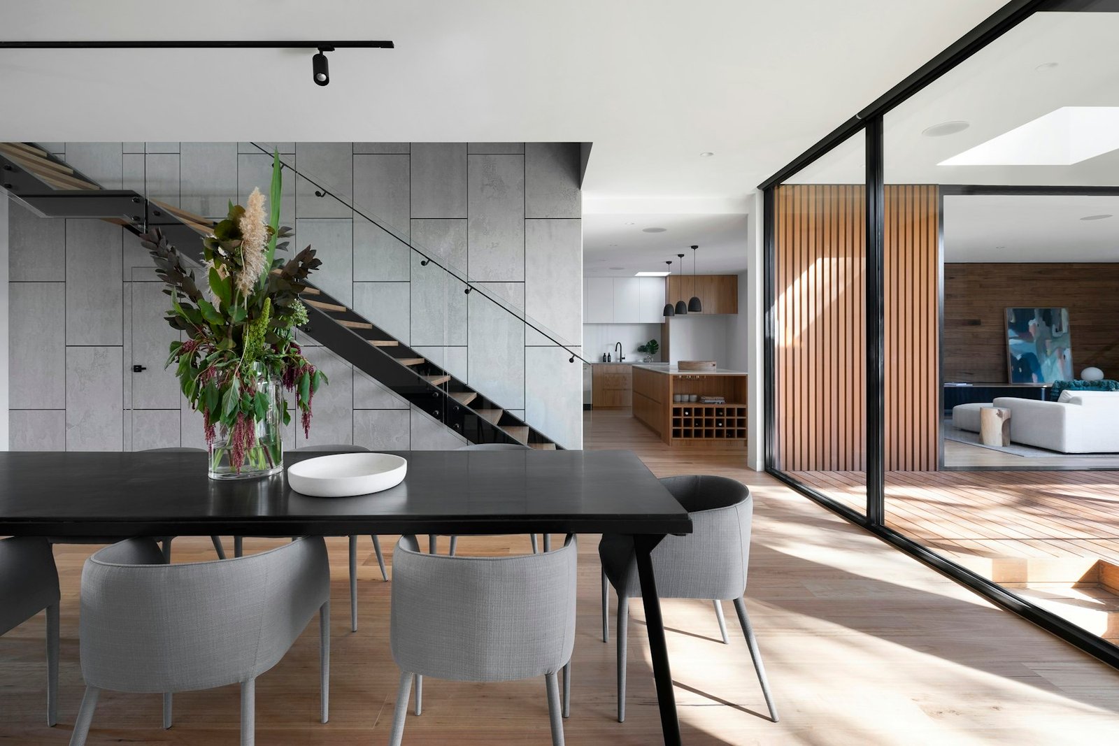Séjour contemporain lumineux ouvert sur une terrasse