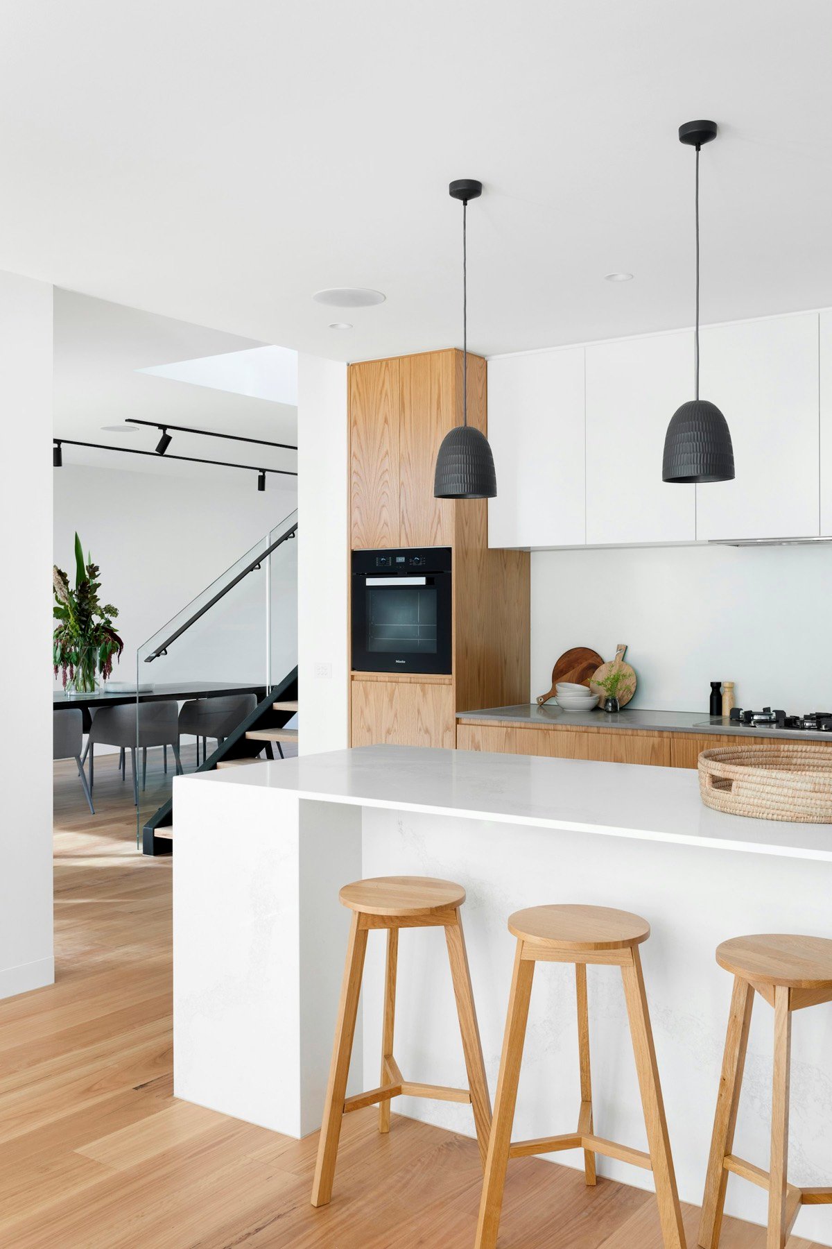Cuisine ouverte contemporaine avec îlot