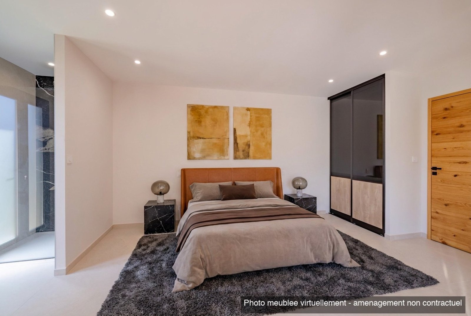 Chambre lumineuse d'une villa neuve avec vue sur la pinède