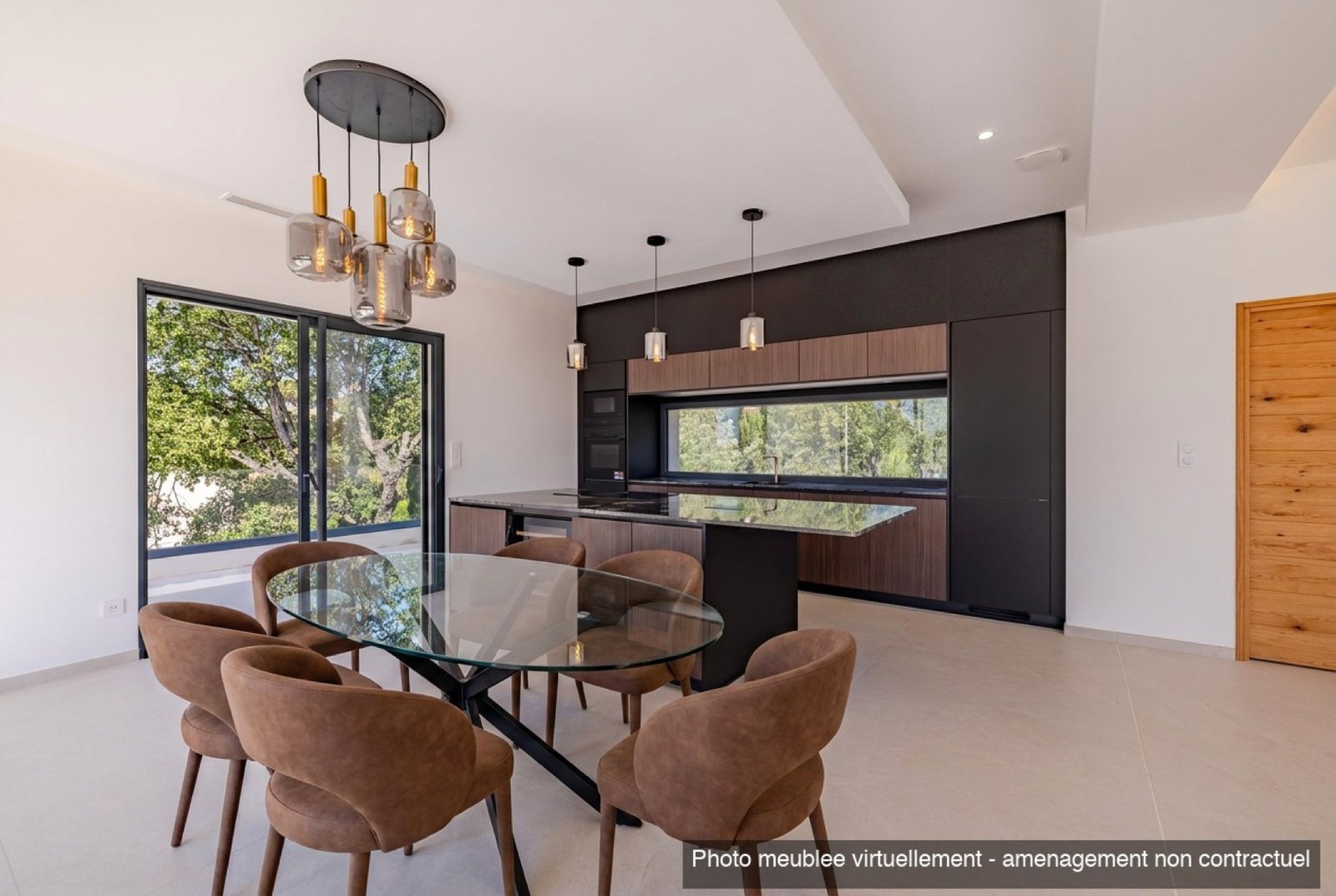 Salle à manger ouverte sur la cuisine