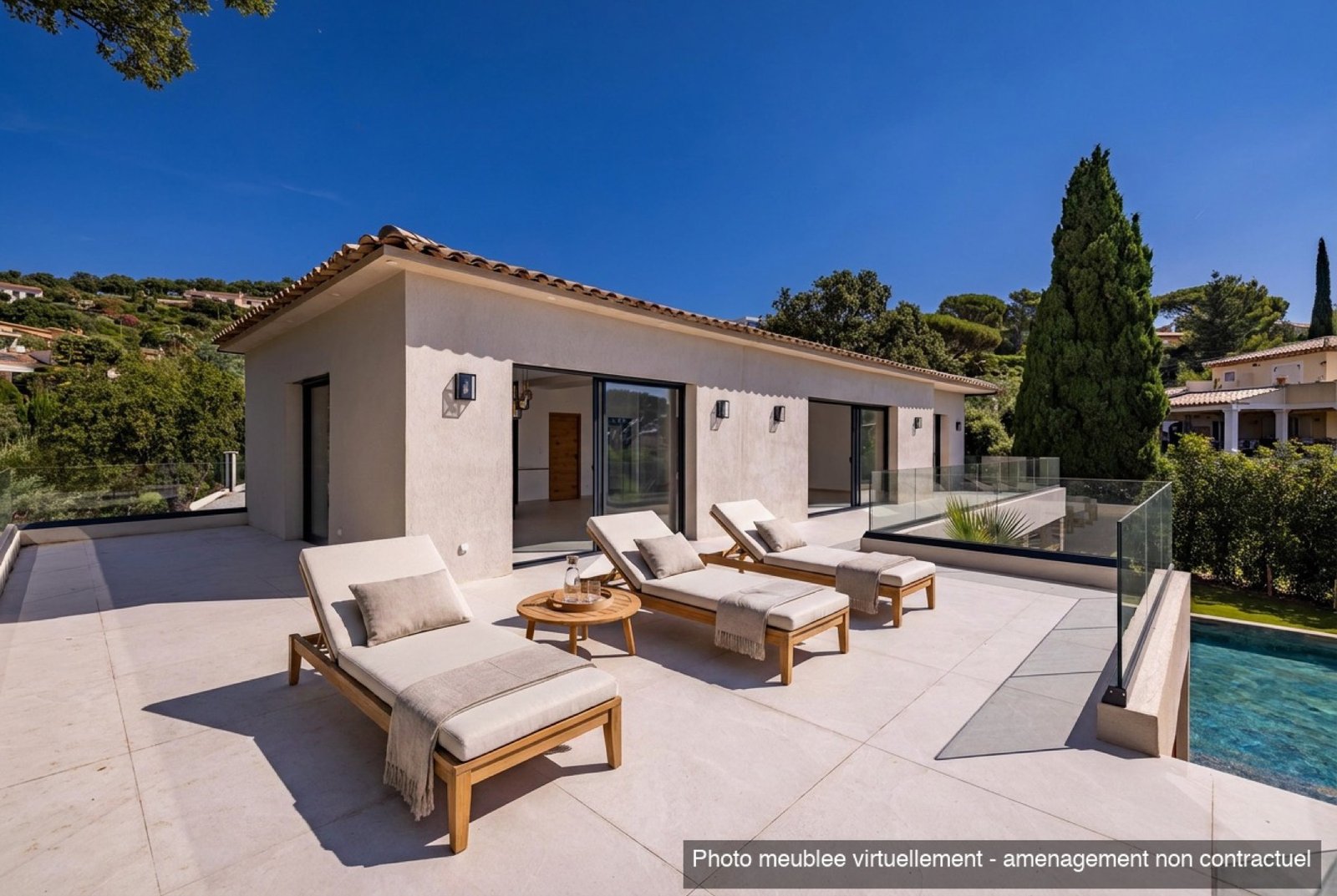 Terrasse d'une villa provençale avec transats et vue sur les collines