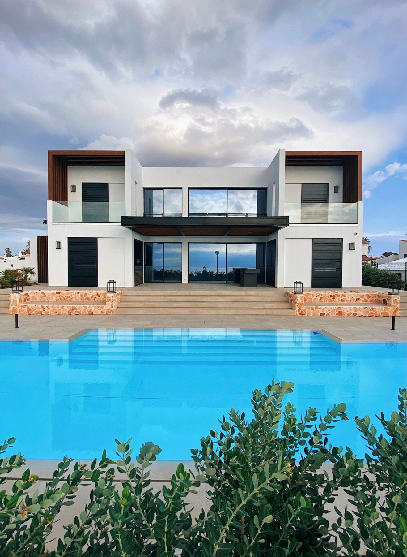 Villa d'architecte blanche avec piscine, dans le golfe de Saint-Tropez