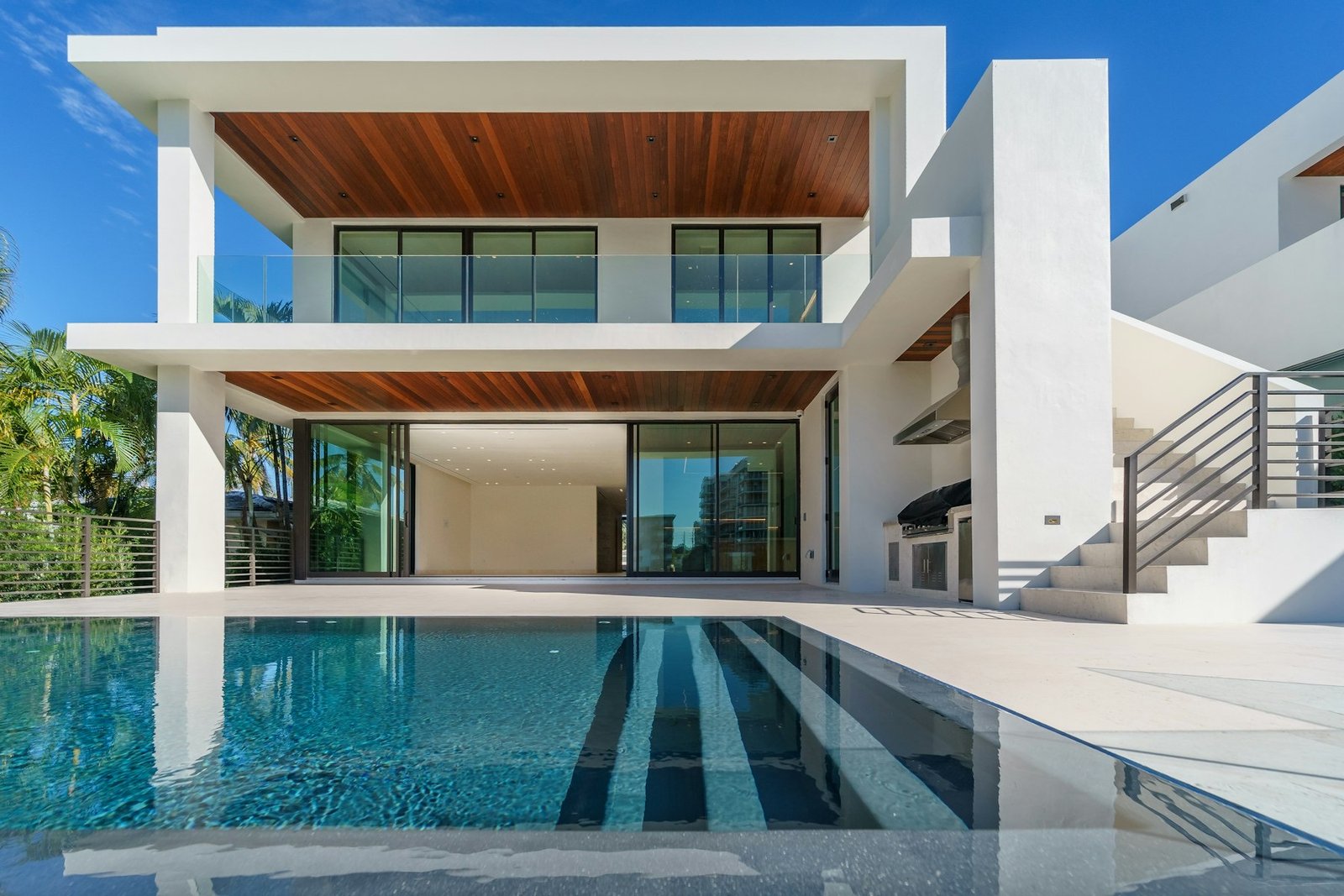 Villa contemporaine avec piscine et terrasse en bois